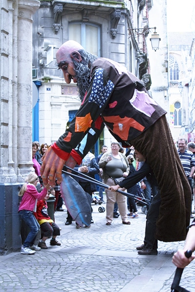 Marionnette Bahaur, le bajasun, personnage de la mythologie basque en parade à Bayonne