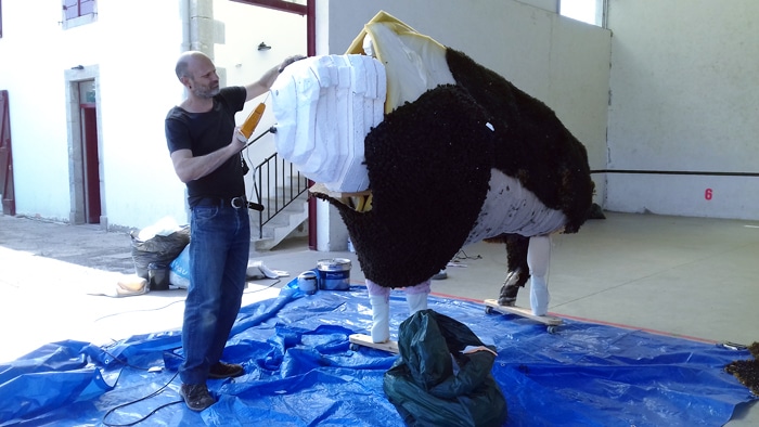 Creation d'un bison avec le collège de Cambo les bains en atelier participatif