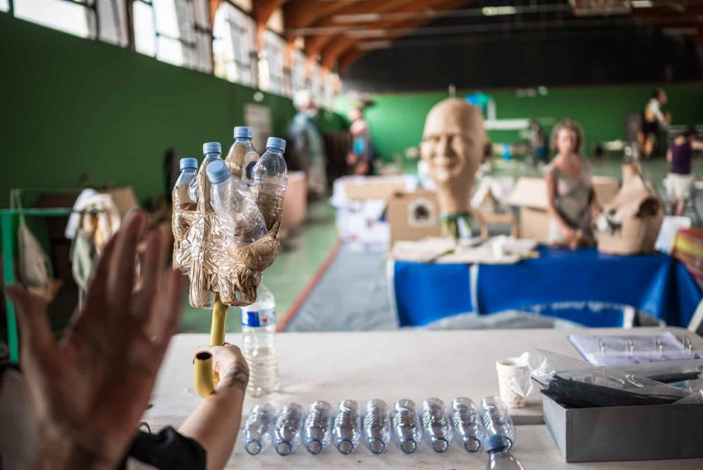 Ateliers participatifs et recyclage de bouteilles PET pour créer les mains des marionnettes