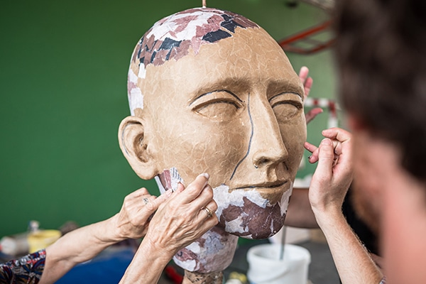 Ateliers participatifs à St Jean de Luz pour la fabrication de la marionnette geante Ida Rubinstein