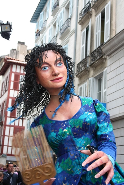 Marionnette Lizun, la lamina de la mythologie basque dans les rue de Saint Jean de Luz