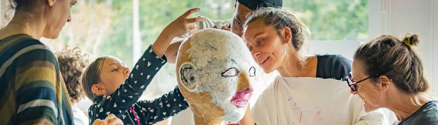 Création d'un marionnette géante, symbole de Bidart. L'at comme innovation sociale grâce aux ateliers participatifs