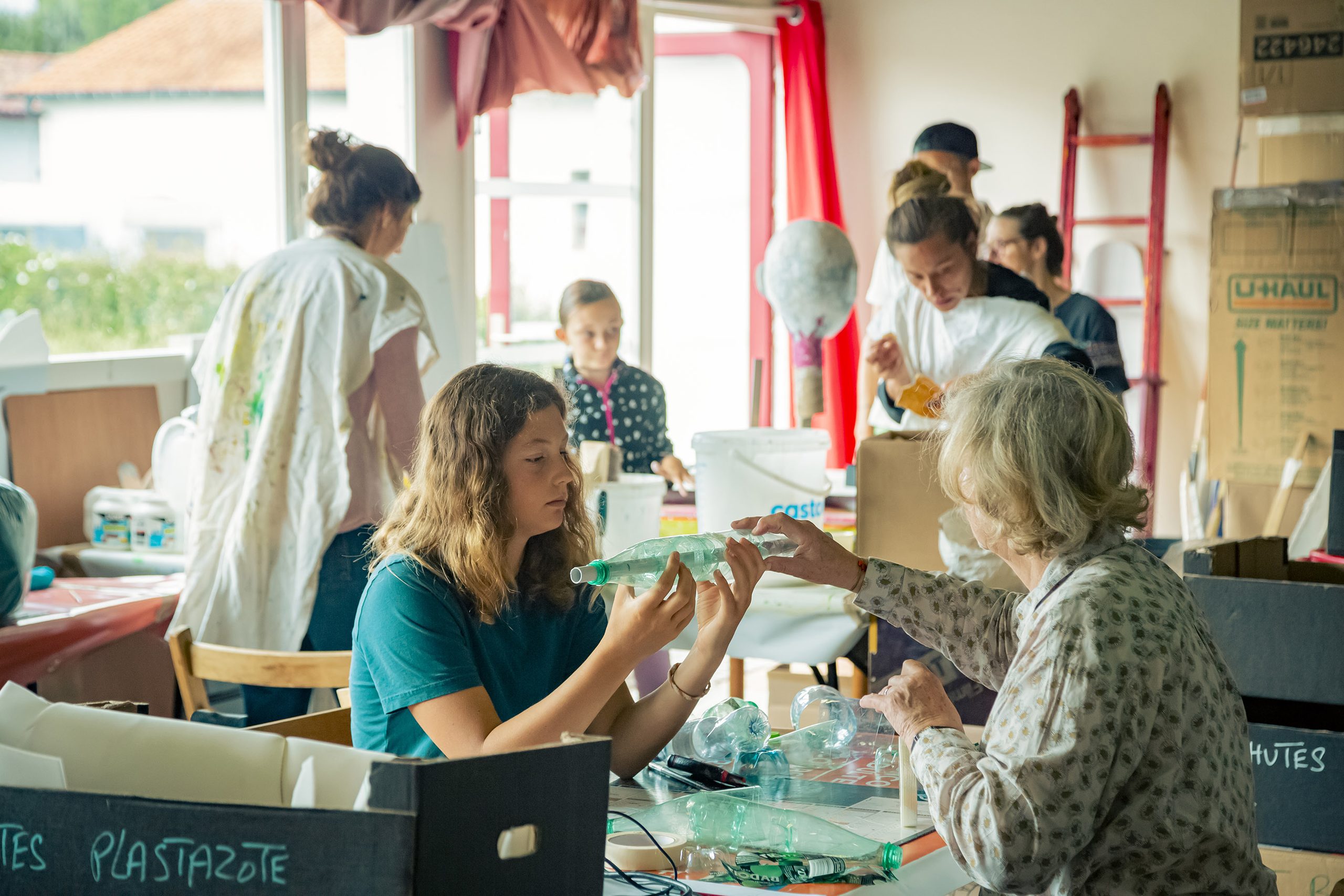 Ateliers paticipatifs à Bidart, création d'une marionnette  géante mascotte, l'art comme vecteur de lien social