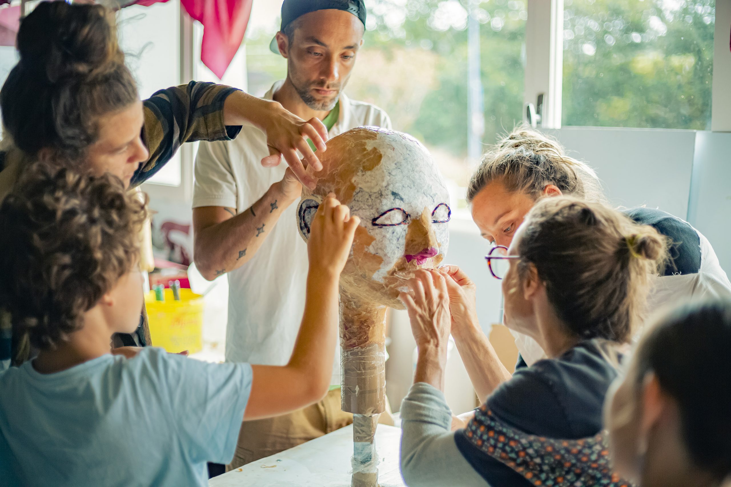 Ateliers paticipatifs à Bidart, création d'une marionnette  géante mascotte, l'art comme vecteur de lien social