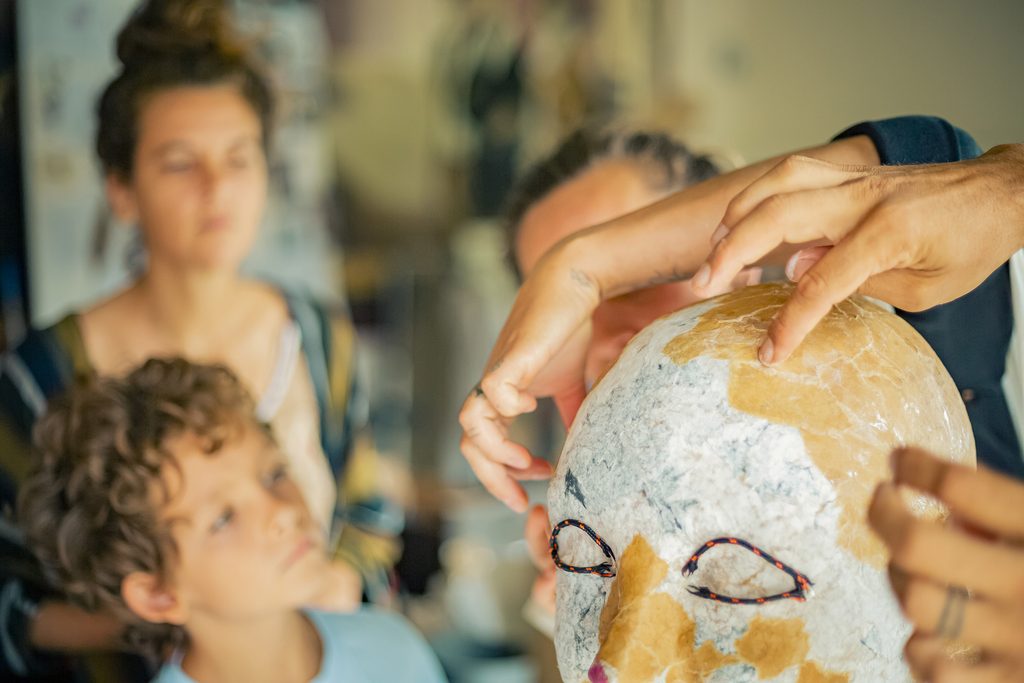 Ateliers participatifs à Bidart, création d'une marionnette  géante mascotte, l'art comme vecteur de lien social