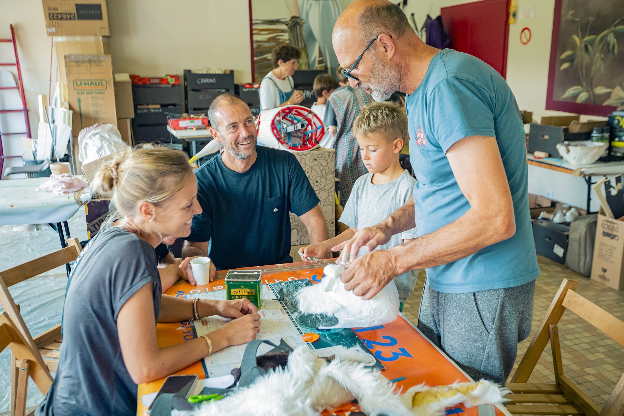 Ateliers paticipatifs à Bidart, création d'une marionnette  géante mascotte, l'art comme vecteur de lien social