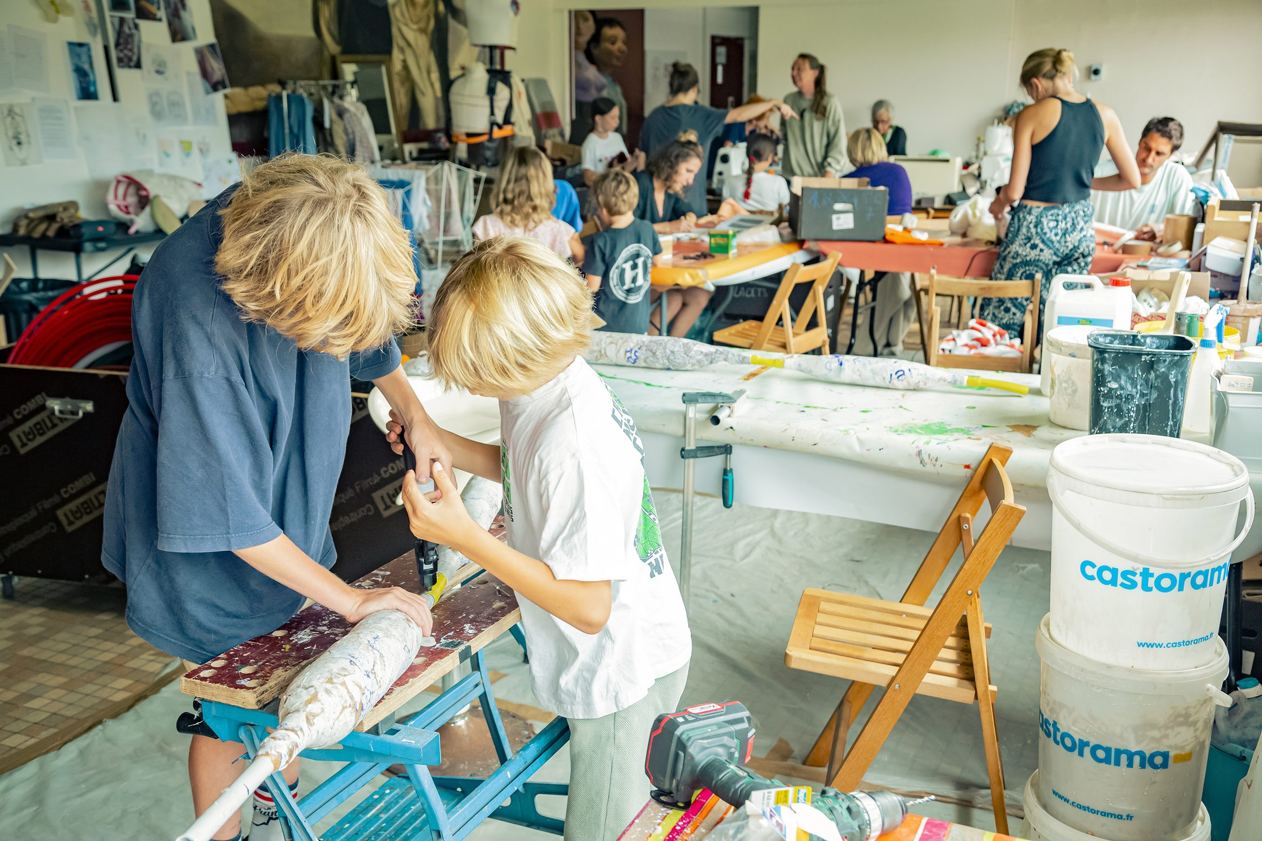 Ateliers paticipatifs à Bidart, création d'une marionnette  géante mascotte, l'art comme vecteur de lien social