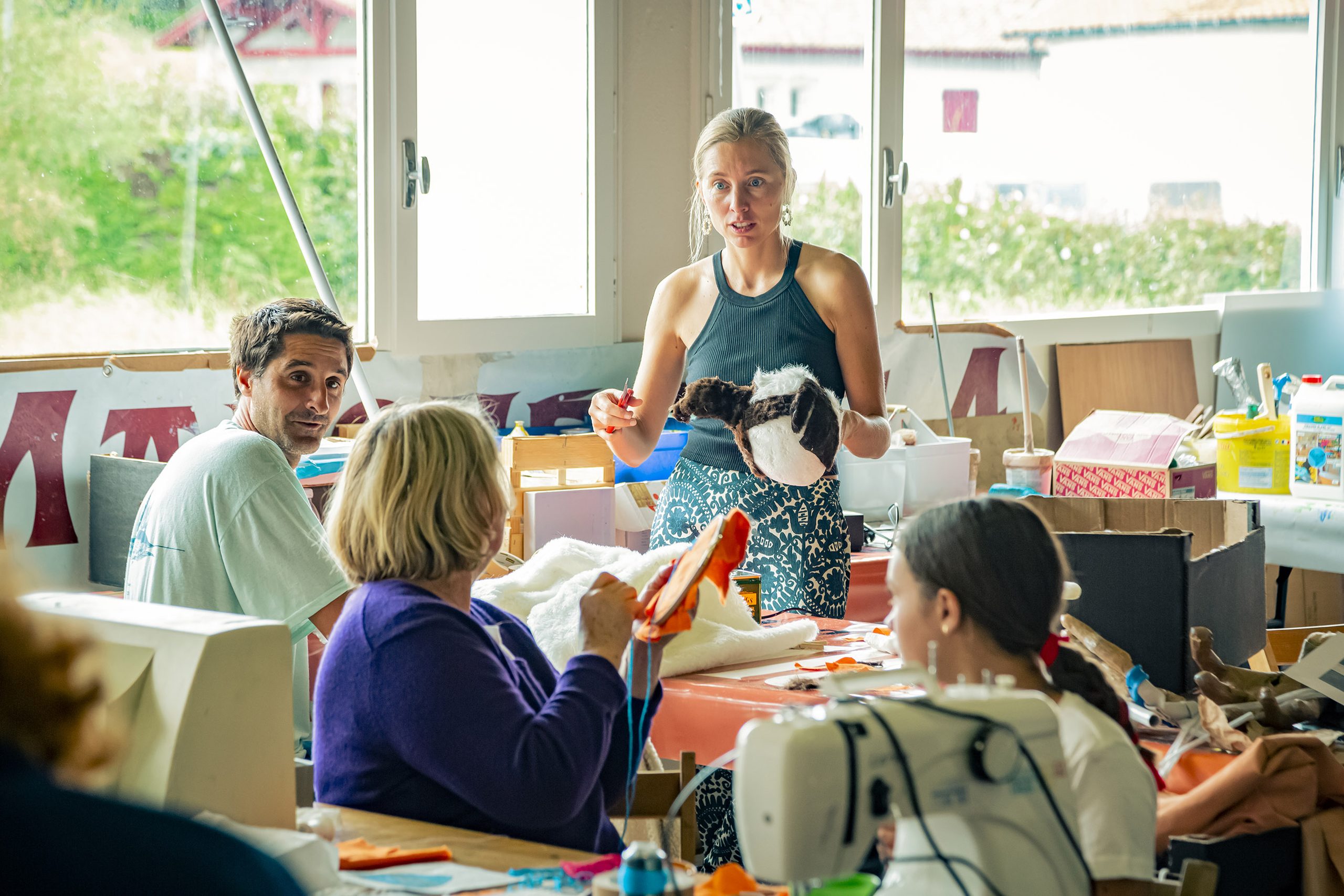 Ateliers participatifs à Bidart, création d'une marionnette géante mascotte, l'art comme vecteur de lien social
