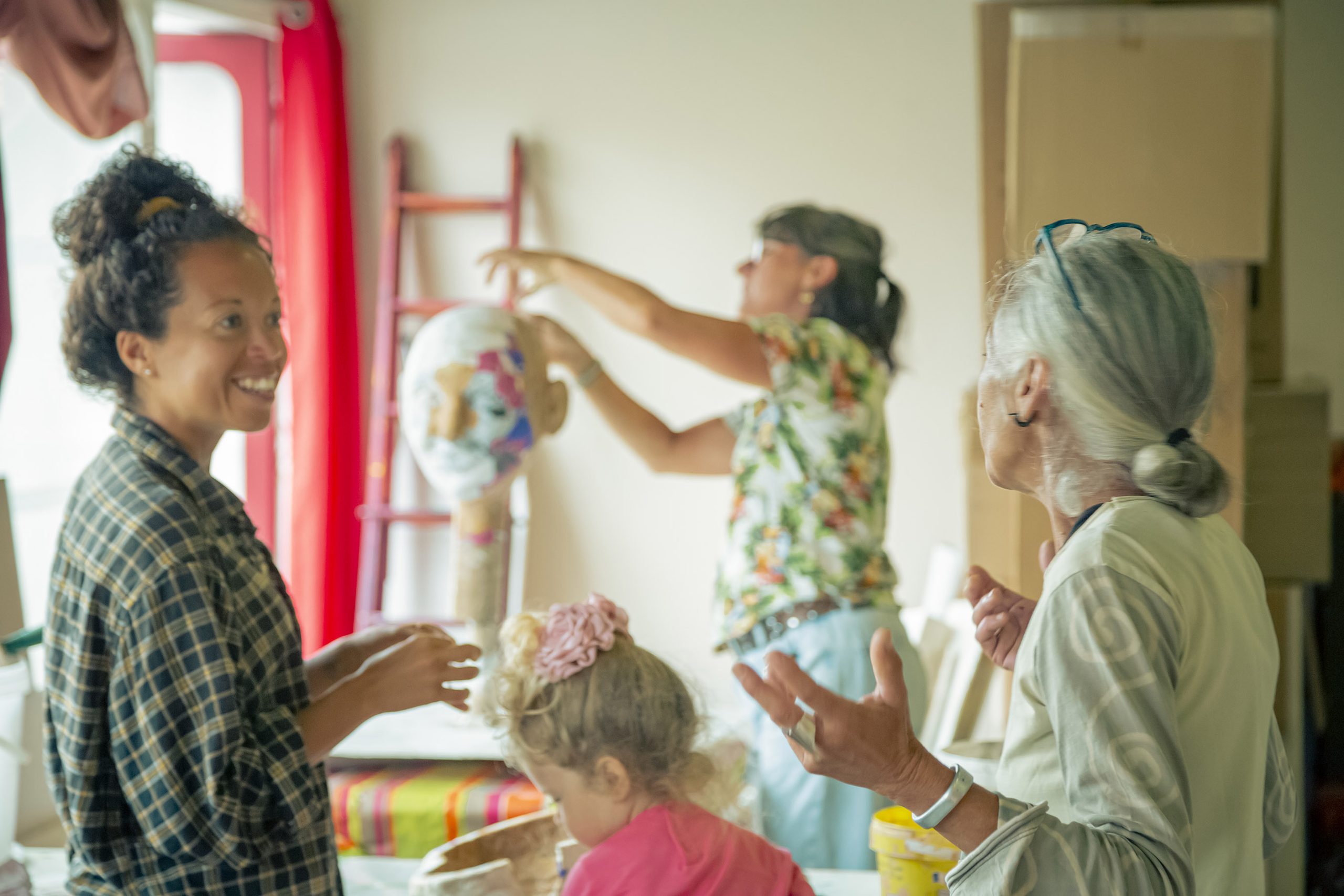 Ateliers paticipatifs à Bidart, création d'une marionnette  géante mascotte, l'art comme vecteur de lien social