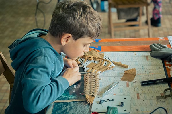 expérimenter, manipuler, apprendre lors des ateliers participatifs de Bidart, création d'accessoires