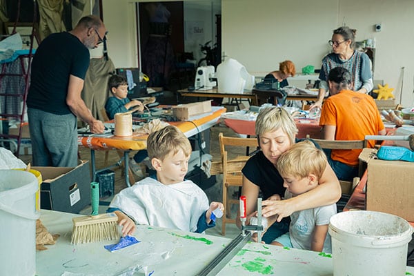 Moment de partage entre une maman et ses enfants lors des ateliers participatifs