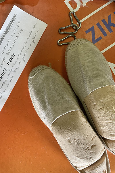 Écologie et upcycling : donner une seconde vie aux objets. Ici des chaussons de danse basque