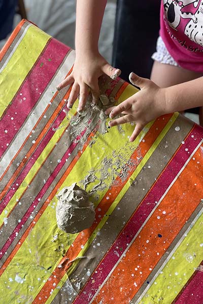 Écologie et upcycling : donner une seconde vie à la matière, ici la terre du potier Goicoechea à Osses.