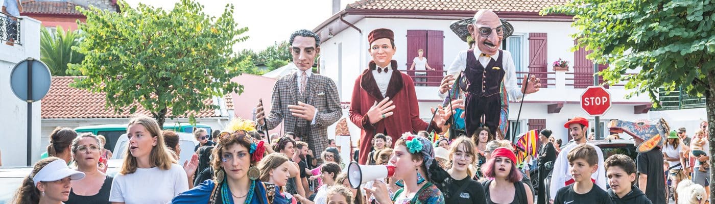 d'où viennent les géants basque. Déambulation lors du festival ravel 2021